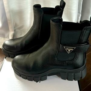 Very gently used. Guess Hensly boots 🖤